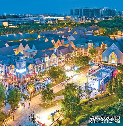 江苏昆山大渔湾商业街，夜晚灯火璀璨。袁新宇摄（影像中国）
